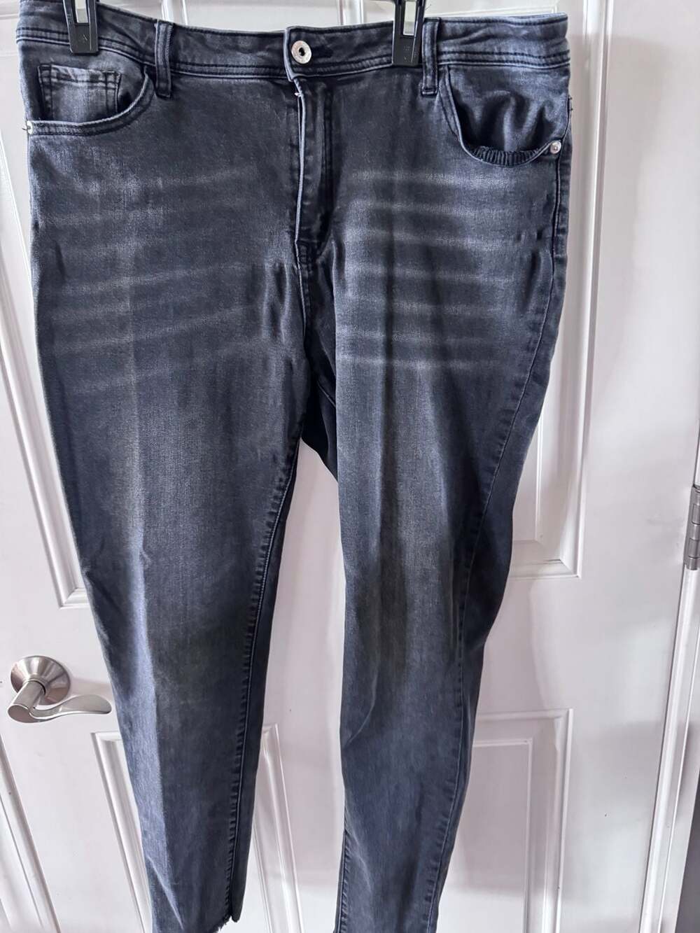 Find. Skinny Jeans Size W36/L32 Black Wash Denim Distressed Hem